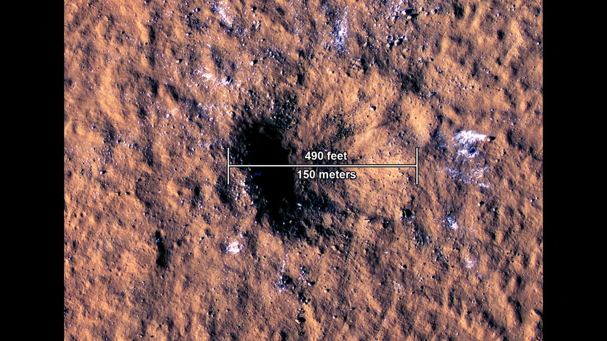 NASA odhalila kusy ledu v kráteru na Marsu